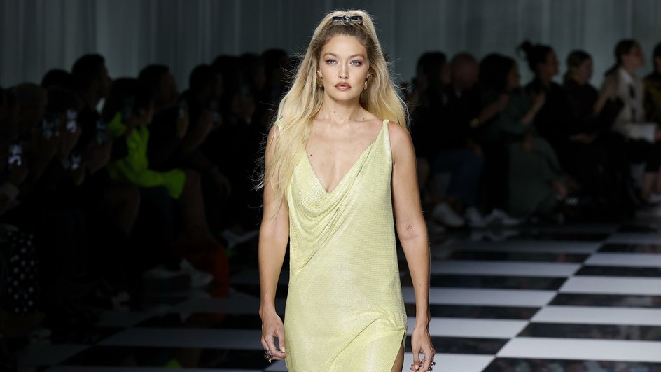 Джиджи Хадид на показе Versace Джиджи Хадид на показе Versace