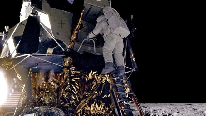 После того, как Пит Конрад сымпровизировал на тему знаменитой фразы, сказанной в подобной ситуации Нилом Армстронгом, на поверхность Луны спустился Алан Бин. Фото: NASA