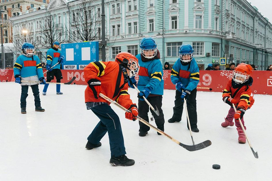 Дети играют в хоккей