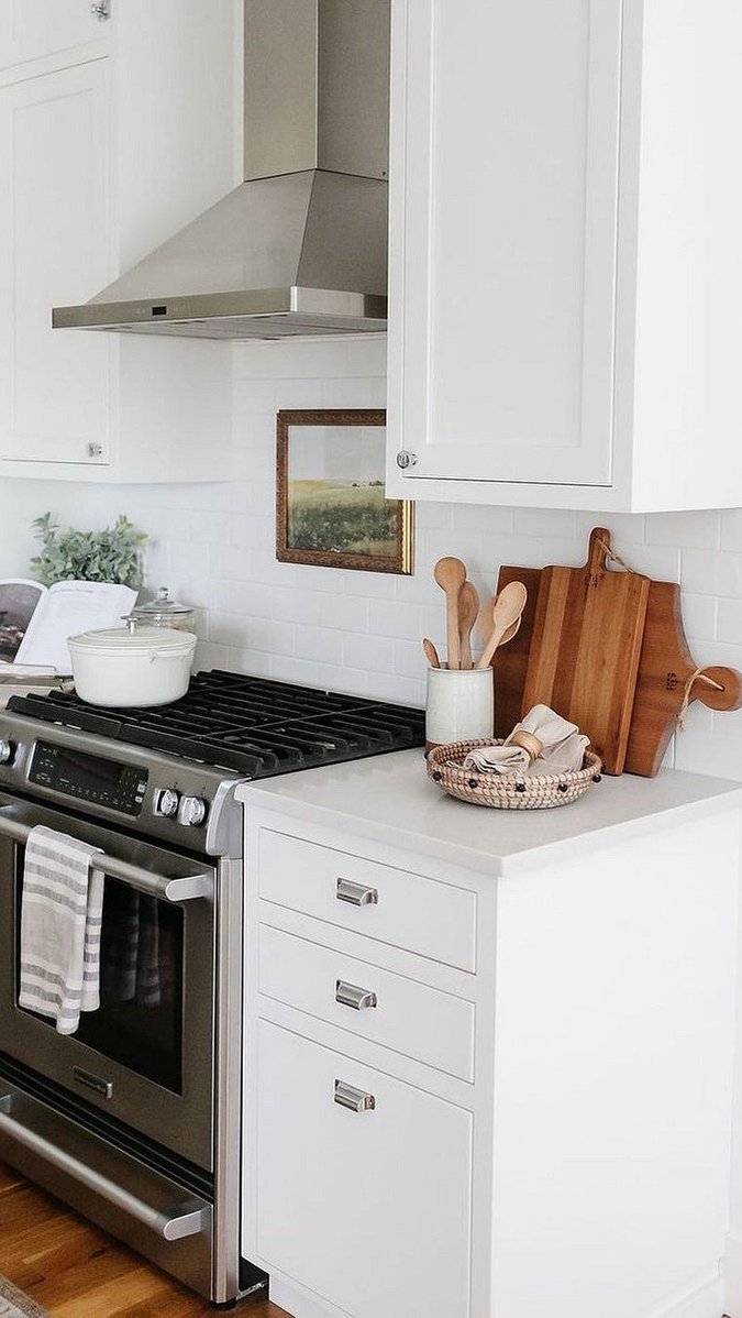 7 красивых кухонь с белым фартуком