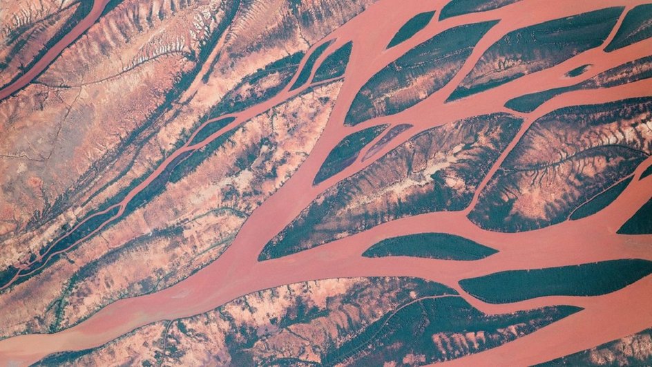 Река Бецибука часто окрашивается в ржаво-оранжевый цвет из-за богатых железом почв.
