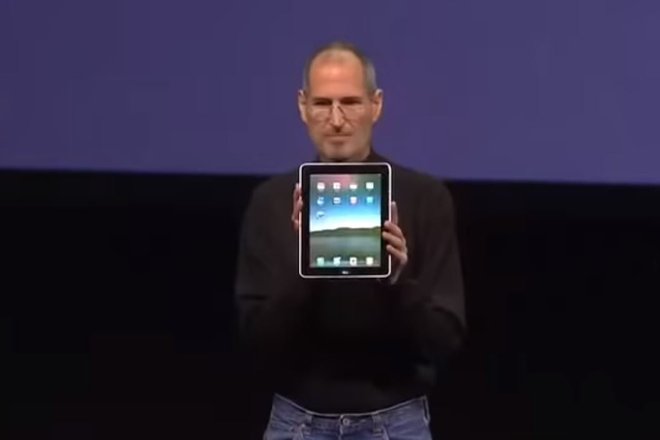 Первый iPad в руках Джобса