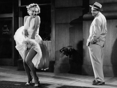 Slide image for gallery: 14503 | Забавно, что в фильме «Зуд седьмого года» (1955), для которого было сшито это платье, у героини Мэрилин даже не было имени. Однако именно этот наряд стал самым популярным образом актрисы и, возможно, не зря говорят, что фил