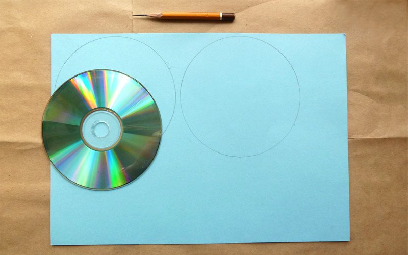 Обводим диск на цветной бумаге