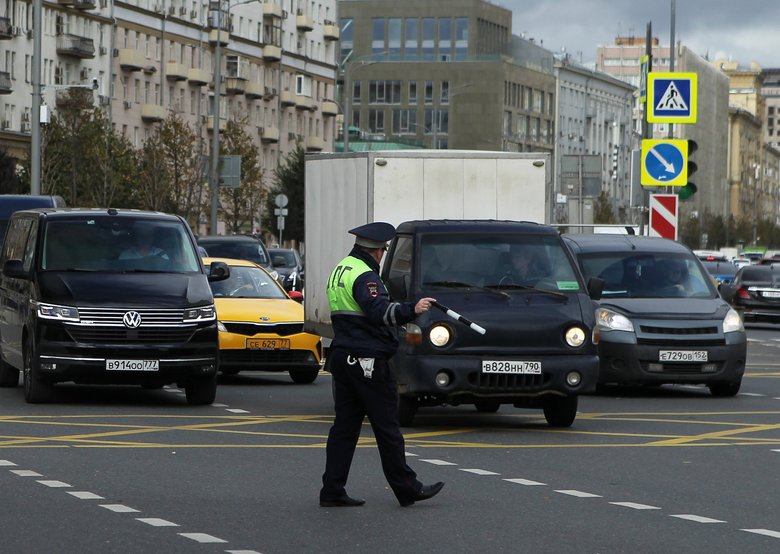 Сотрудник ГИБДД останавливает автомобиль