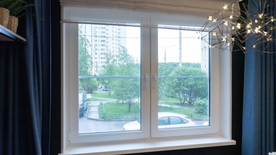 Из чего состоит качественное окно, какие элементы в нем обязательны и как с помощью окон защитить дом от шума и сэкономить на отоплении?