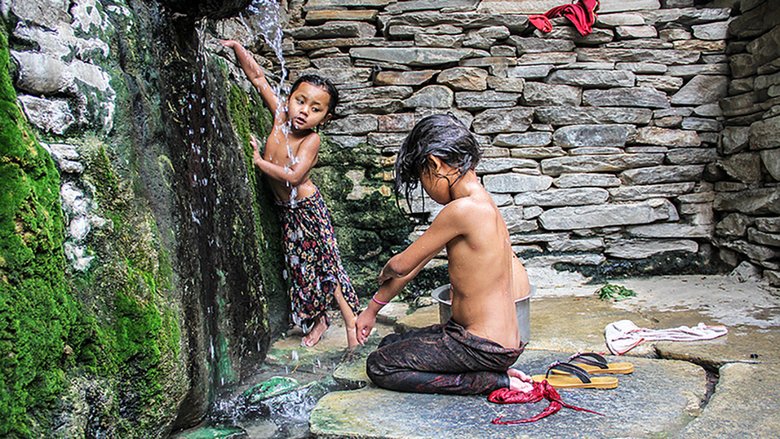 Дети у теплого источника в деревне Татопани (Непал). Фото: Алиса Веселкова / Chrdk.