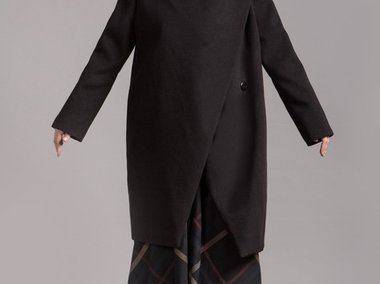 Slide image for gallery: 3214 | Комментарий lady.mail.ru: Черное пальто и платье в клеточку от Nickolia Morozov