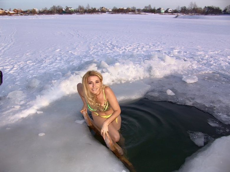 Ольга Сумская искупалась в ледяной проруби