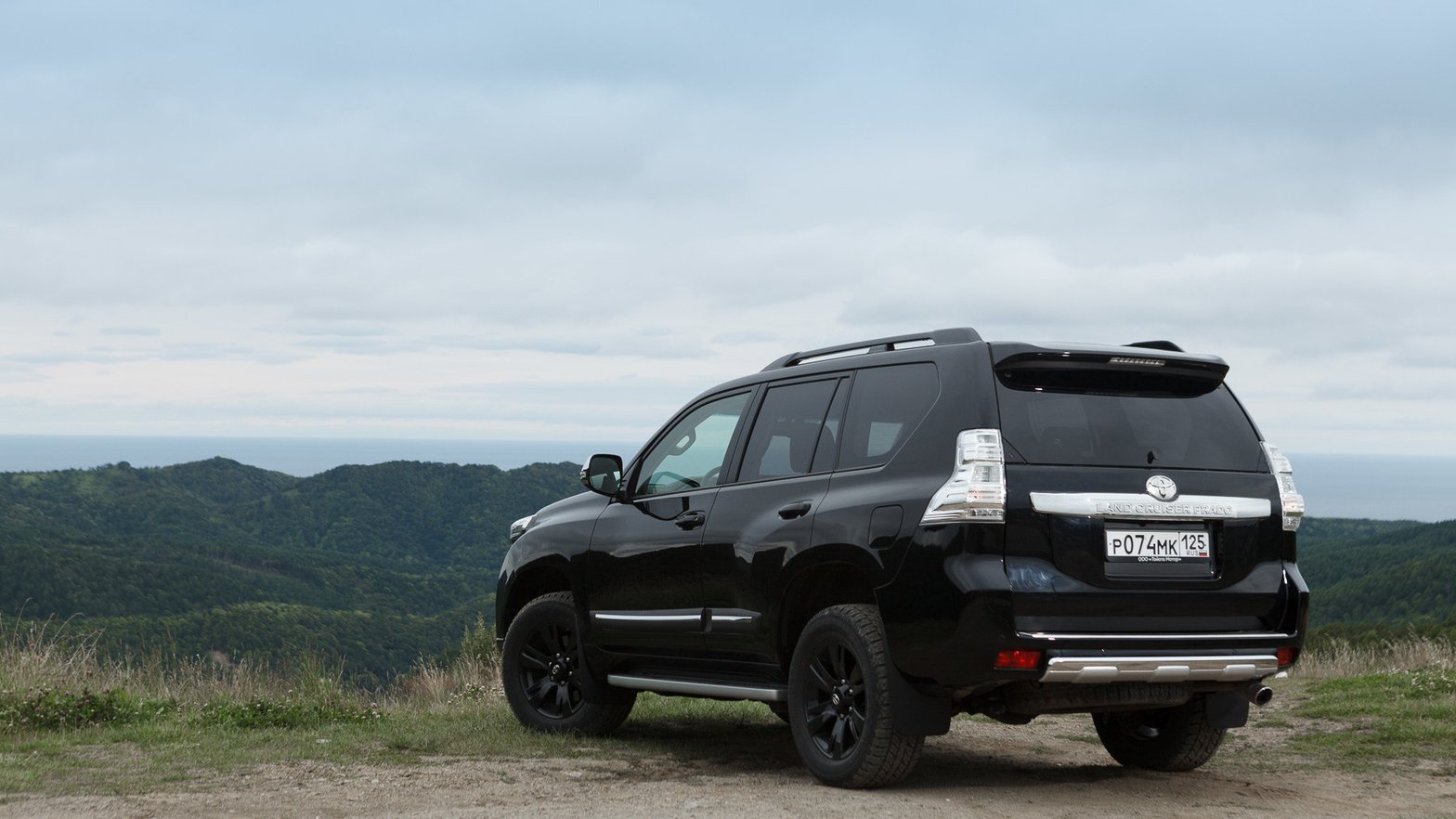 slide image for gallery: 18057 | Toyota Land Cruiser Prado