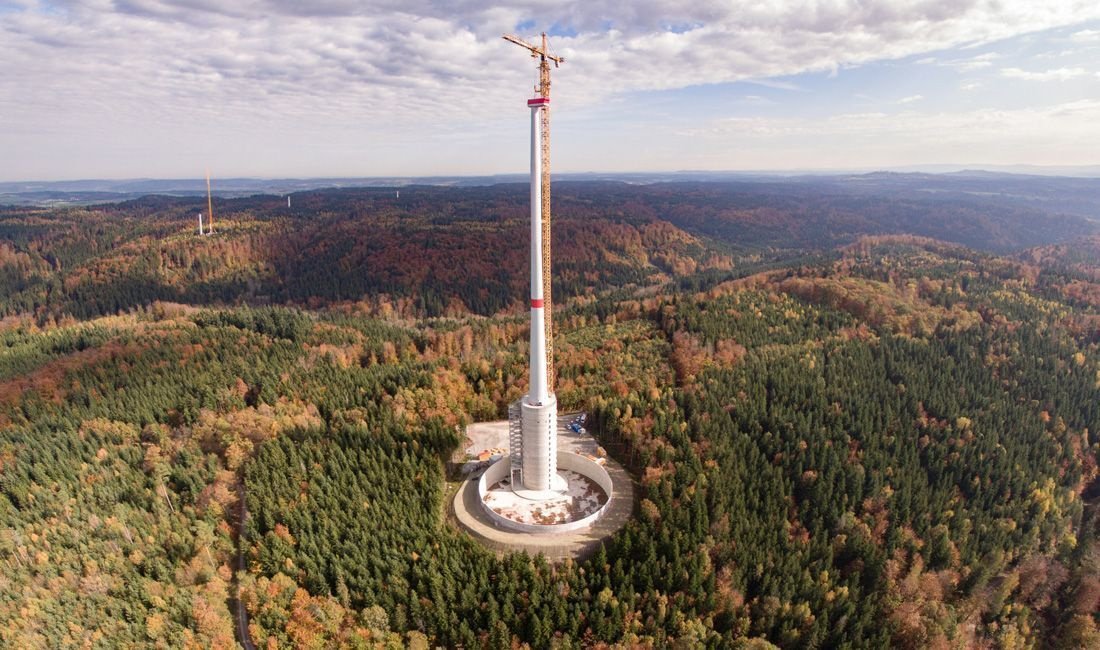 Строительство ветрогенератора в Гайльдорфе. Фото: mbrenewables