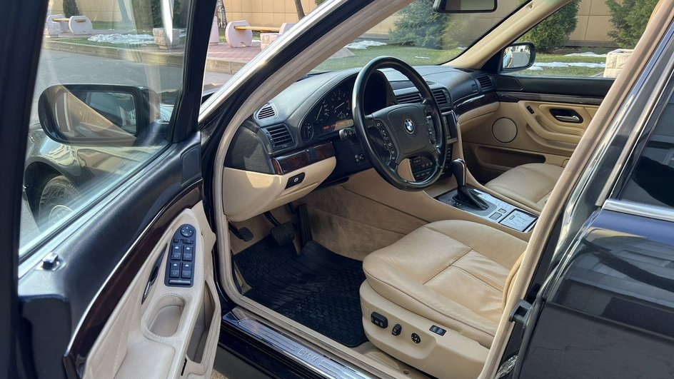 Редкую BMW 7 серии c V12 продают по цене “Танка” Редкую BMW 7 серии c V12 продают по цене “Танка”