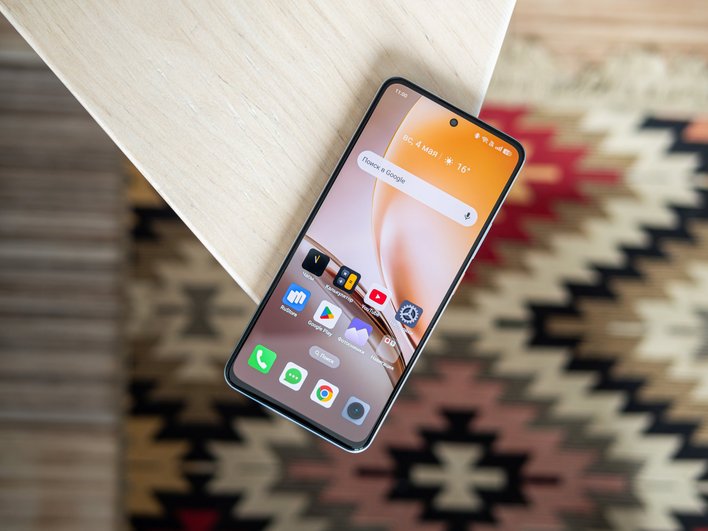 realme 14 5G лежит на столе realme 14 5G лежит на столе