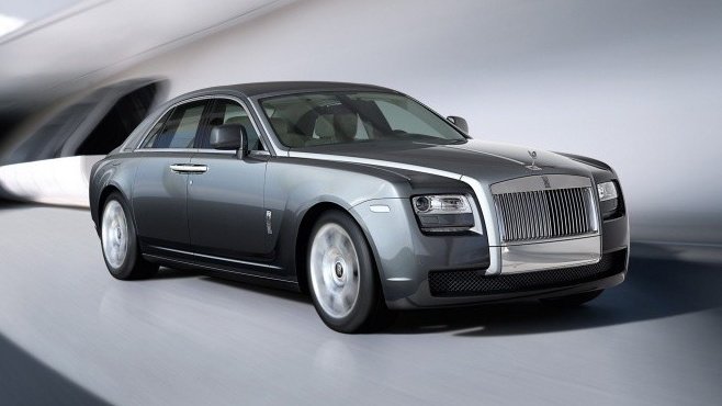 Премиальный серый седан Rolls Royce Ghost двигается по тоннелю