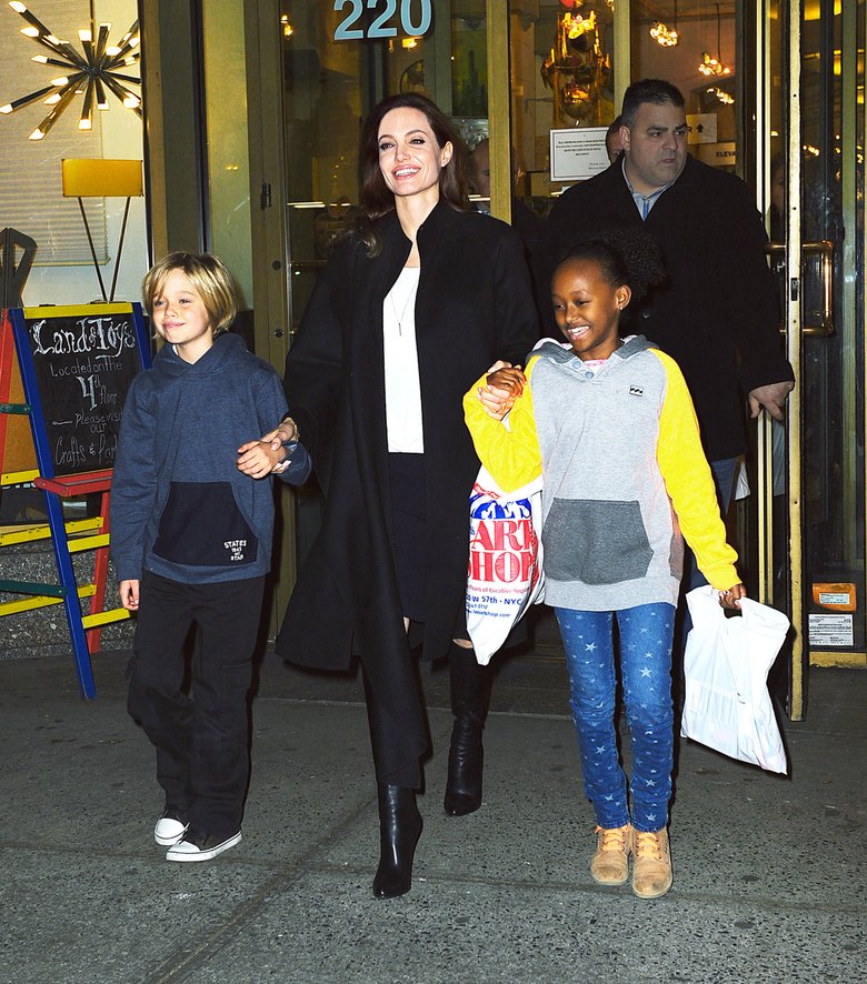 Анджелина Джоли и дочки были в прекрасном настроении после шопинга