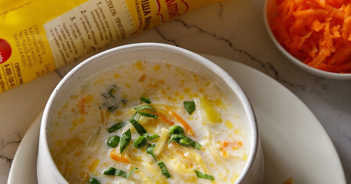Лапша с плавленным сыром. Сырный суп с яйцом. Сырный суп с лапшой. Сырный суп с зелёным горошком. Сырный суп с горохом.
