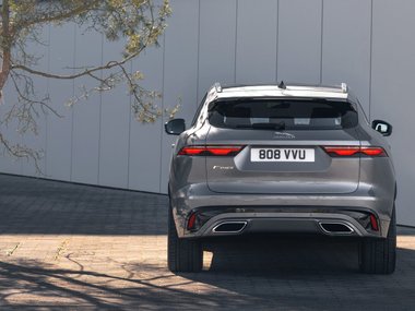 slide image for gallery: 26575 | Jaguar F-Pace