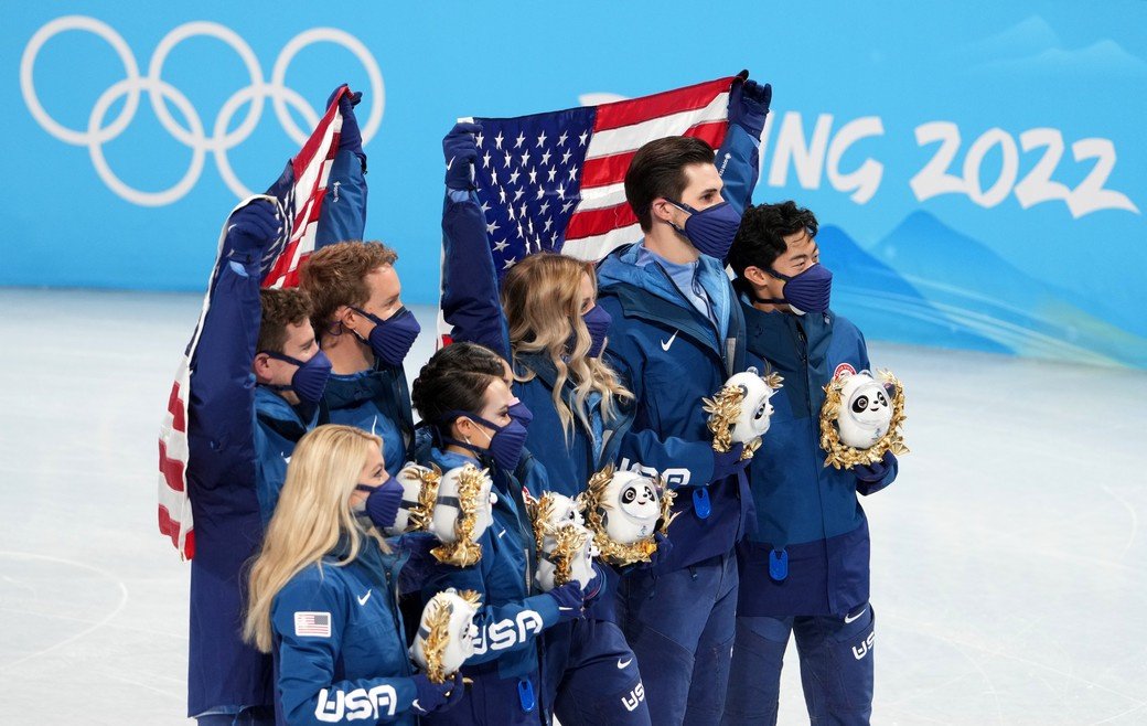 Американским фигуристам вручили шоколадные медали за Олимпиаду