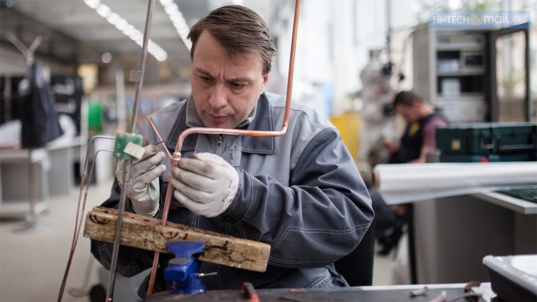 В строительстве коллайдера участвуют ученые, инженеры, электрики. Фотография: Алексей Белкин. 