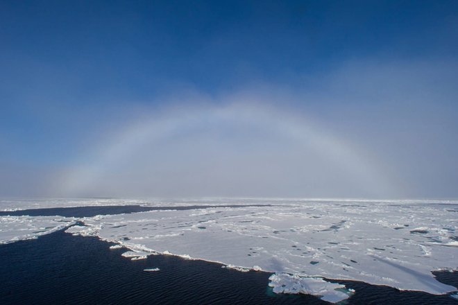 Белая радуга над водами Северного ледовитого океана Белая радуга над водами Северного ледовитого океана