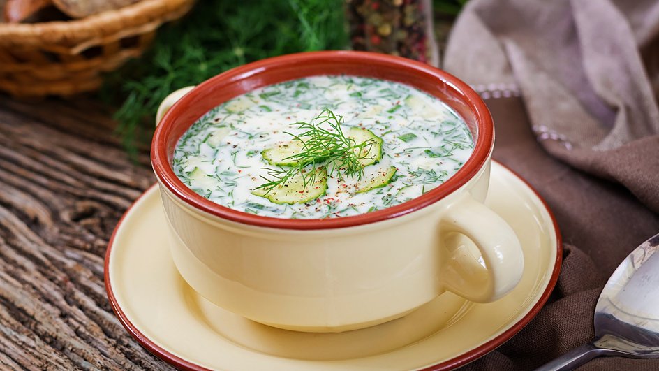 Супница мясной окрошки на сметане с водой стоит на столе