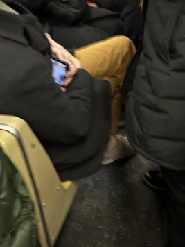 Pixel Fold замечен в метро. Фото: Reddit
