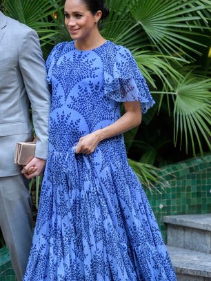 Slide image for gallery: 9985 | Меган Маркл блистала на встрече с королем Марокко в голубом макси-платье Carolina Herrera