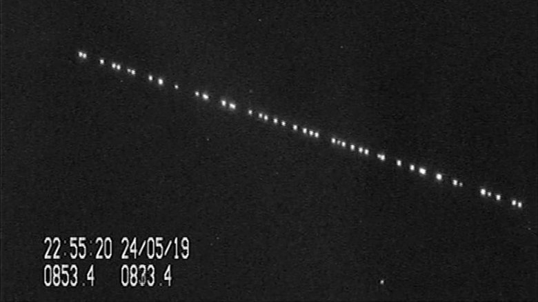 «Созвездие» спутников Starlink на орбите Земли. Фото: DR. MARCO LANGBROEK / SATTRACK CAM LEIDEN BLOG