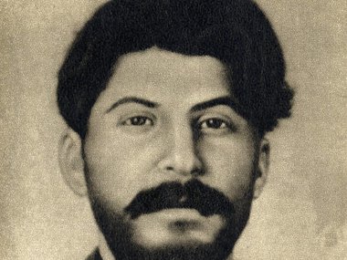 Slide image for gallery: 12069 | Иосиф Сталин. В молодости Сталин был настоящим красавцем. Экзотическая грузинская внешность, густые волосы, легкая щетина. Такого человека и сегодня можно встретить на итальянских неделях мужской моды «Pitti Uomo».