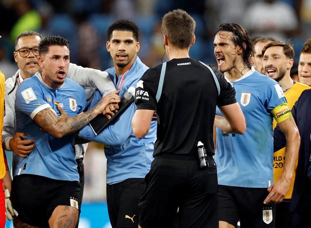 Уругвайские игроки подрались с колумбийскими фанатами: видео