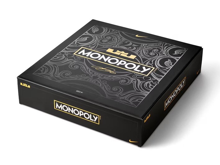 Коробка с фигурками, карточками и игровым полем Monopoly LeBron XXII.