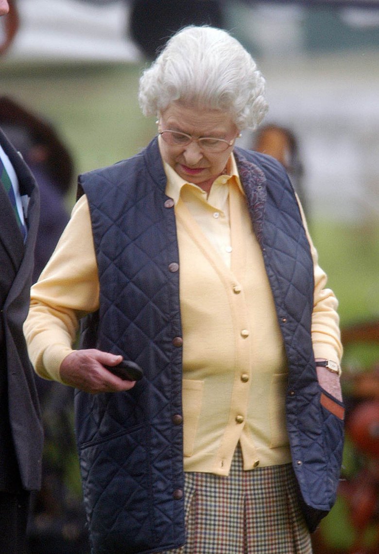 Королева любит переписываться с внуками по sms