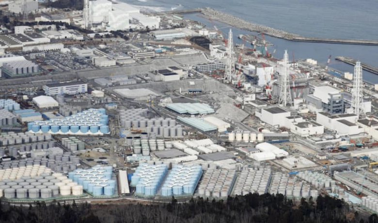 Территория АЭС Фукусима-1. На переднем плане видны ряды резервуаров с зараженной водой. Фото: KYODO