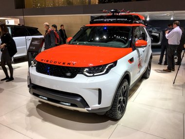 slide image for gallery: 23392 | Land Rover Discovery Project Hero