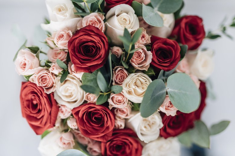 Розы – лучший подарок на оловянную свадьбу. Источник фото: freepik.com