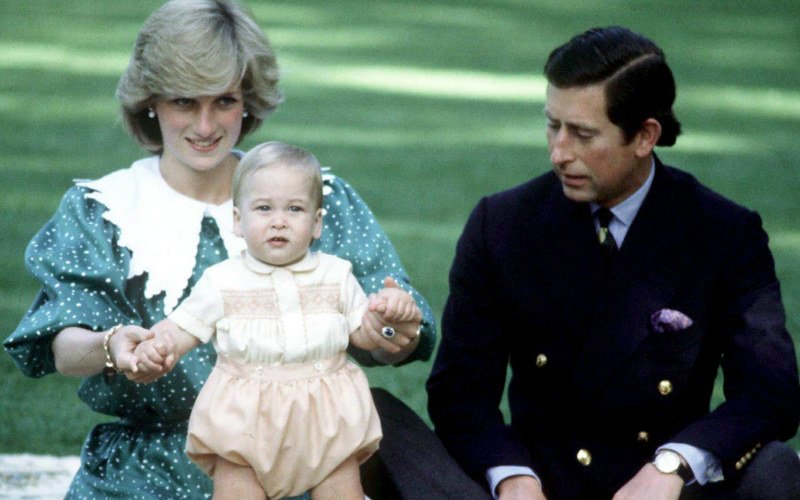 Принц Уильям в детстве (на фото вместе с матерью принцессой Дианой и отцом принцем Чарльзом)