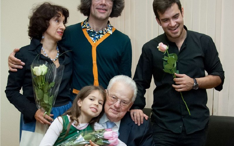 «Моя жена, Мишель (9 лет), мой отец Роберт Евгеньевич, с розой – мой сын Марк после своего дебютного концерта в зале Чайковского Московской филармонии».