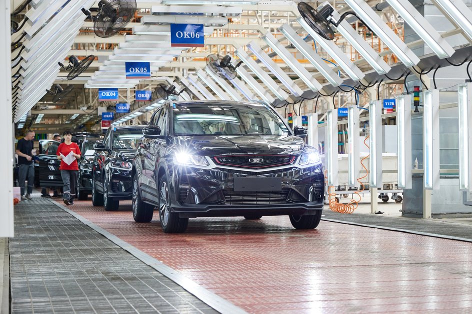 В среднем завод Belgee выпускает за две смены около 280 автомобилей (рекорд — 307 машин). В среднем на производство одного экземпляра уходит 2,5−3 часа.