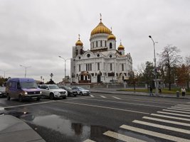 Дорога с машинами и пешеходным переходом на фоне Храма Христа Спасителя