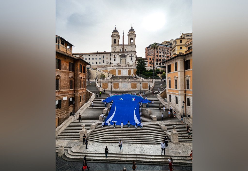 Испанскую лестницу в Риме украсила огромная футболка сборной Италии