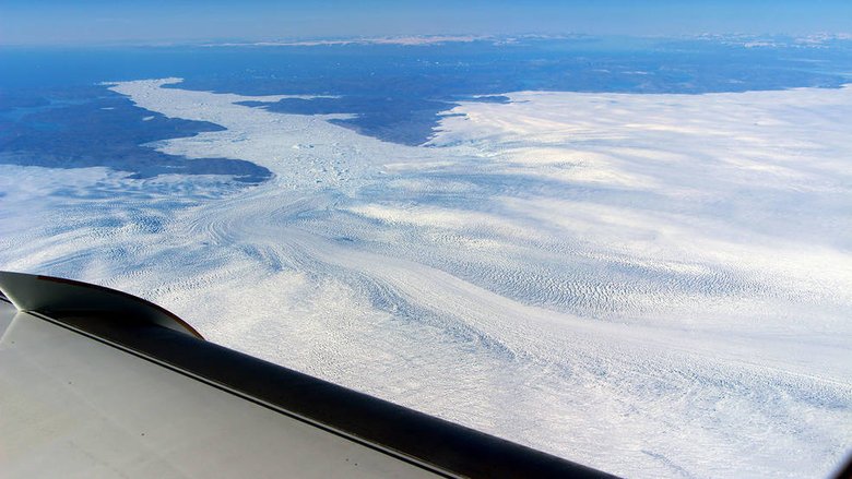 Вид на ледник Якобсхавн из окна исследовательского самолета НАСА. Фото: NASA