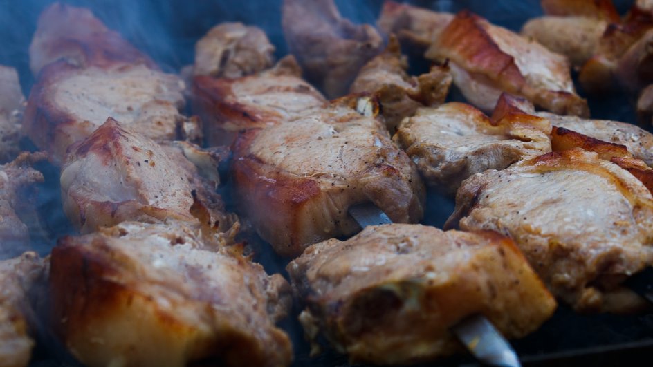 Куски мяса, маринованные по советскому рецепту, обжариваются на шампурах Куски мяса, маринованные по советскому рецепту, обжариваются на шампурах