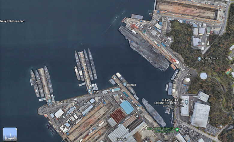 Наличие авианосца — верный признак того, что перед вами военно-морская база. Слева внизу также видны японские подводные лодки. Фото: Google Maps