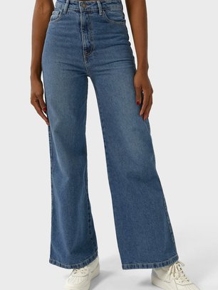 Slide image for gallery: 14340 | Wide leg. Если ищешь самые модные джинсы года, обращай внимание на модели с этикеткой «wide leg» — с широкими штанинами.  Фото: Stradivarius