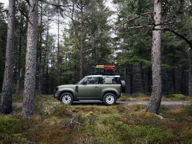 slide image for gallery: 24989 | Land Rover Defender