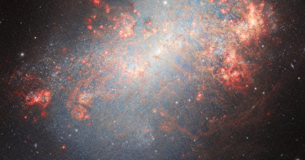 Фото дня: галактика «пылает» из-за взрывного рождения звезд