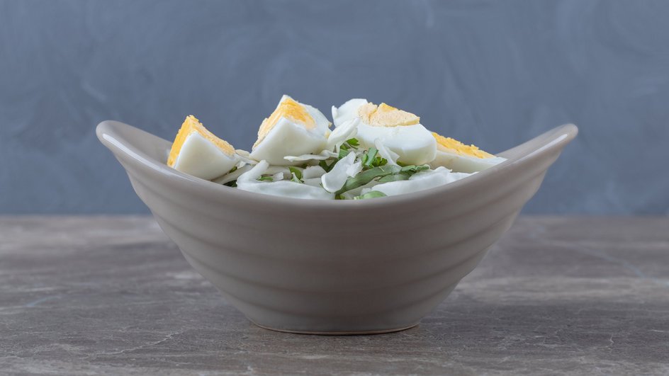 Тарелка окрошки с курицей на бульоне стоит на столе Тарелка окрошки с курицей на бульоне стоит на столе