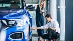 Мужчина выбирает автомобиль