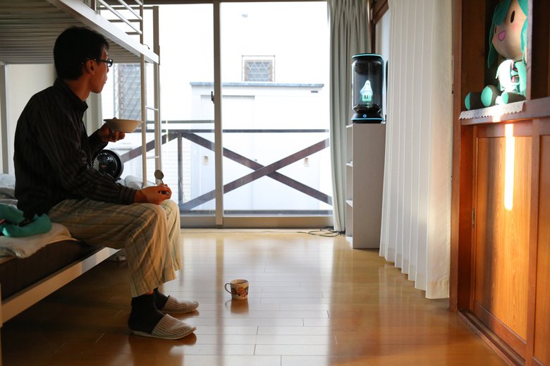 Акихико у себя дома с Мику. Фото: Getty Images 