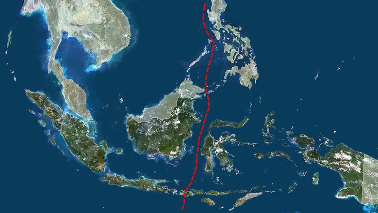 Спутниковый снимок Малайского архипелага, на котором Индонезия выделена темно-зеленым цветом. Грубый контур линии Уоллеса был добавлен поверх исходного изображения. Фото: Planet Observer